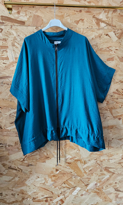 Veste contemporaine zippée, manches courtes