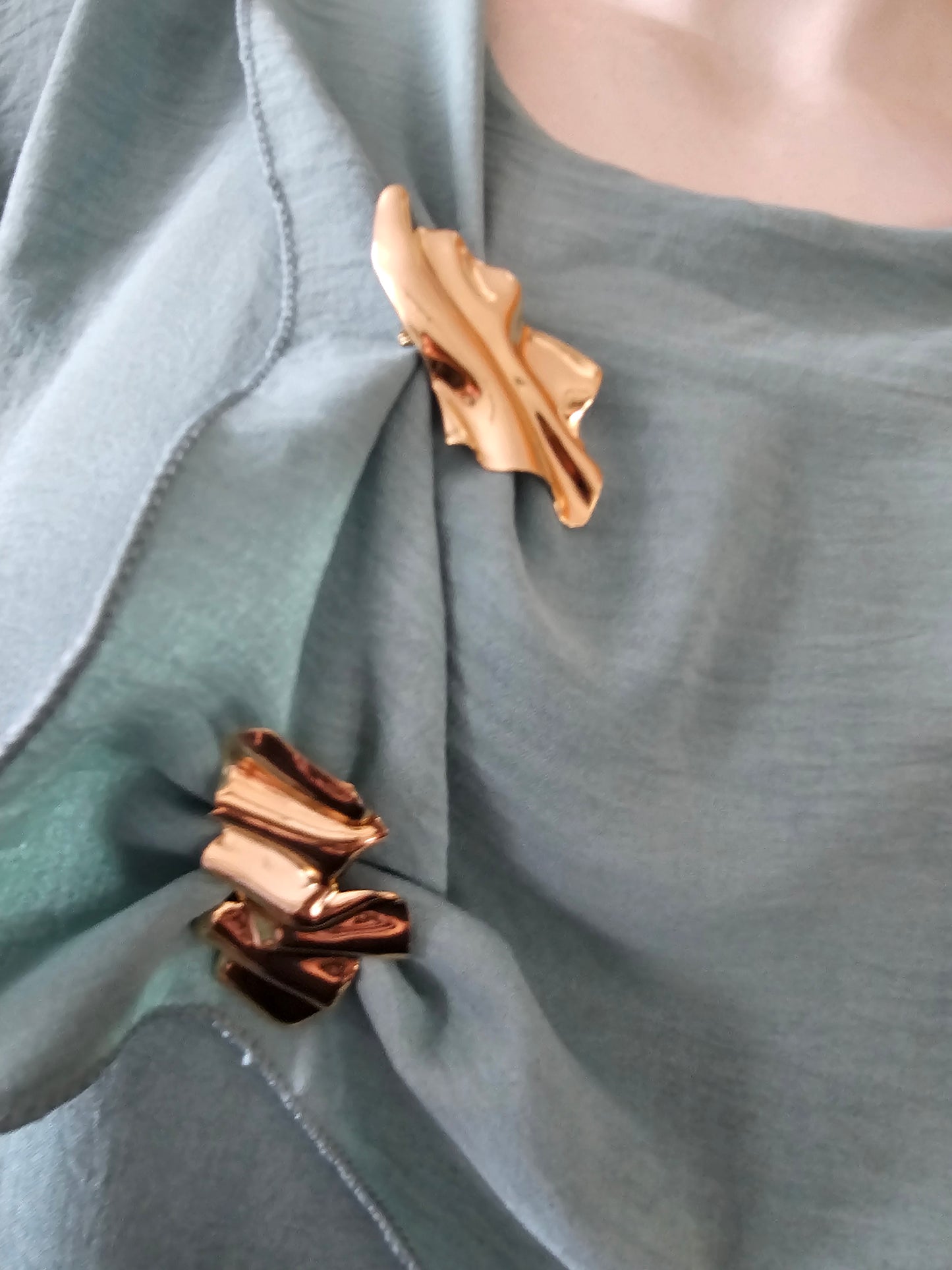 Tunique pastel avec 2 broches dorées