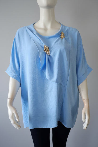 Tunique pastel avec 2 broches dorées