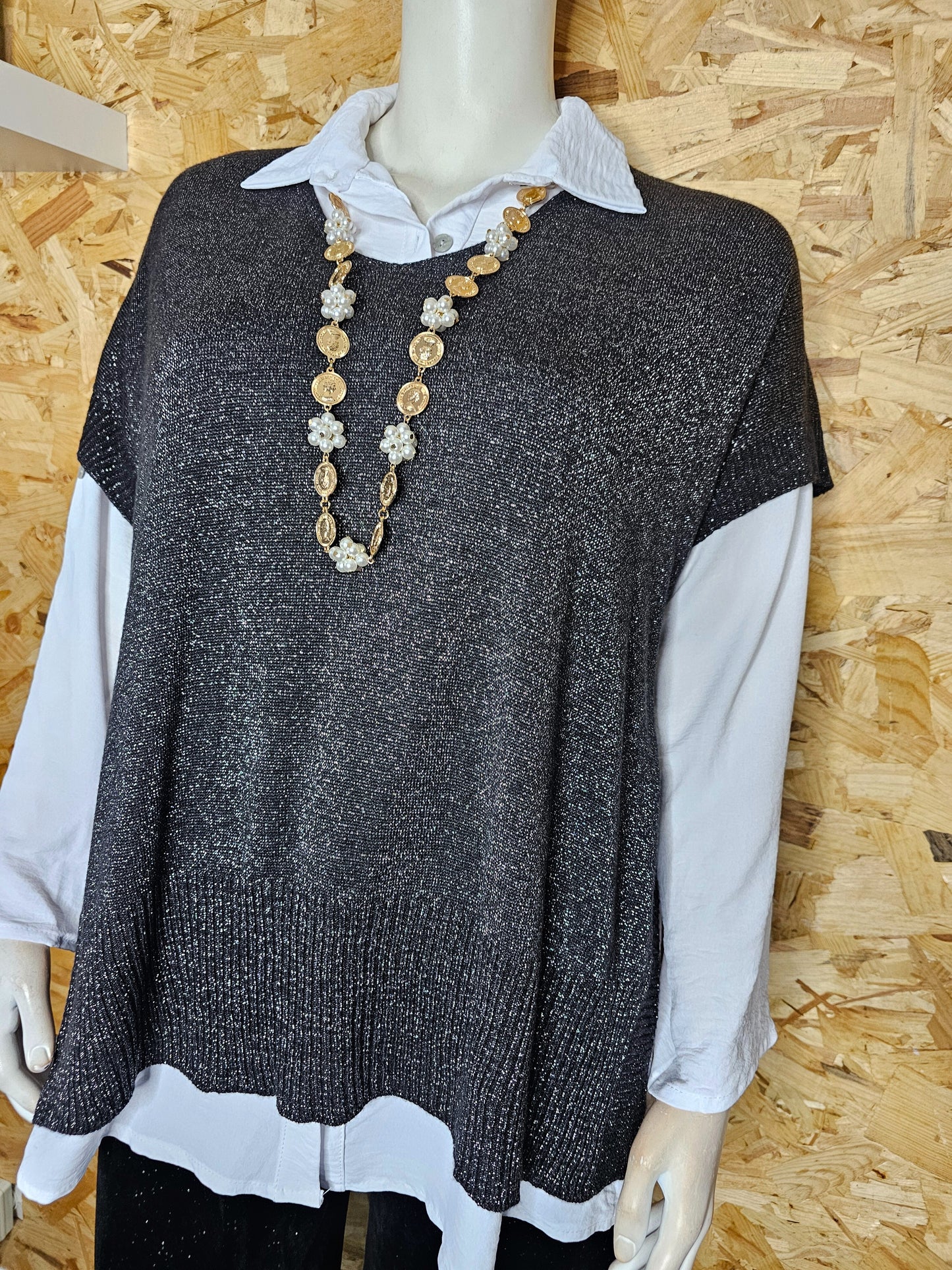 Chemise blanche et pull chasuble noir brillant
