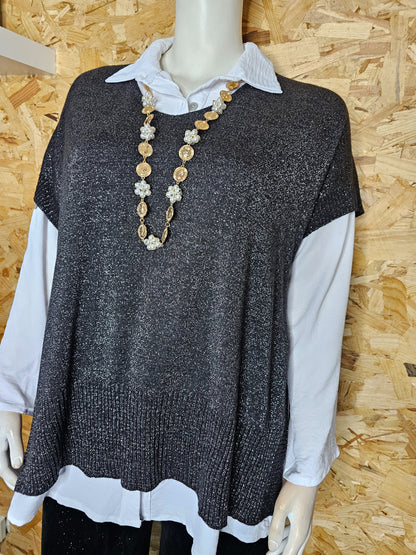 Chemise blanche et pull chasuble noir brillant