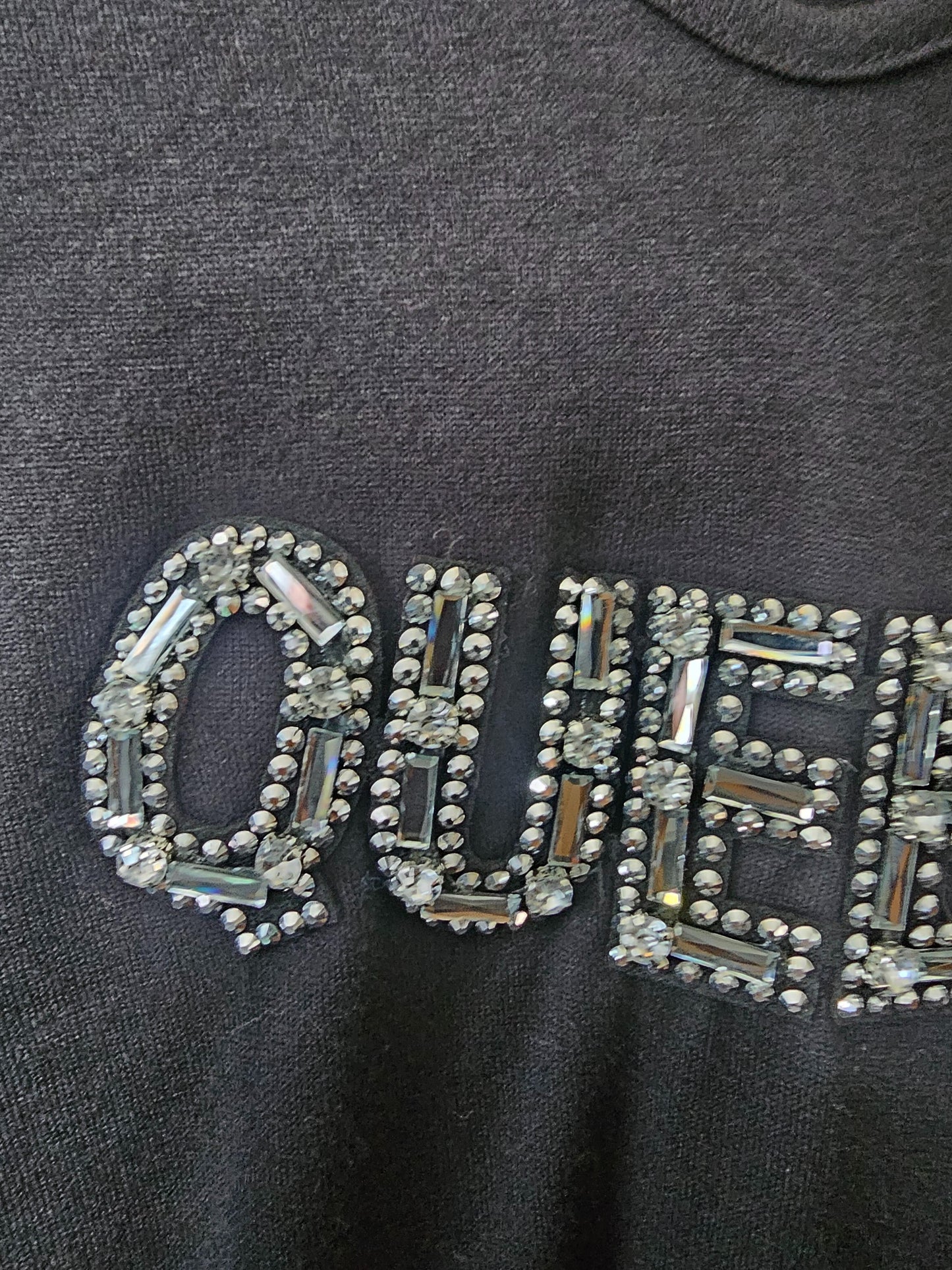 Pull noir, Queen strass