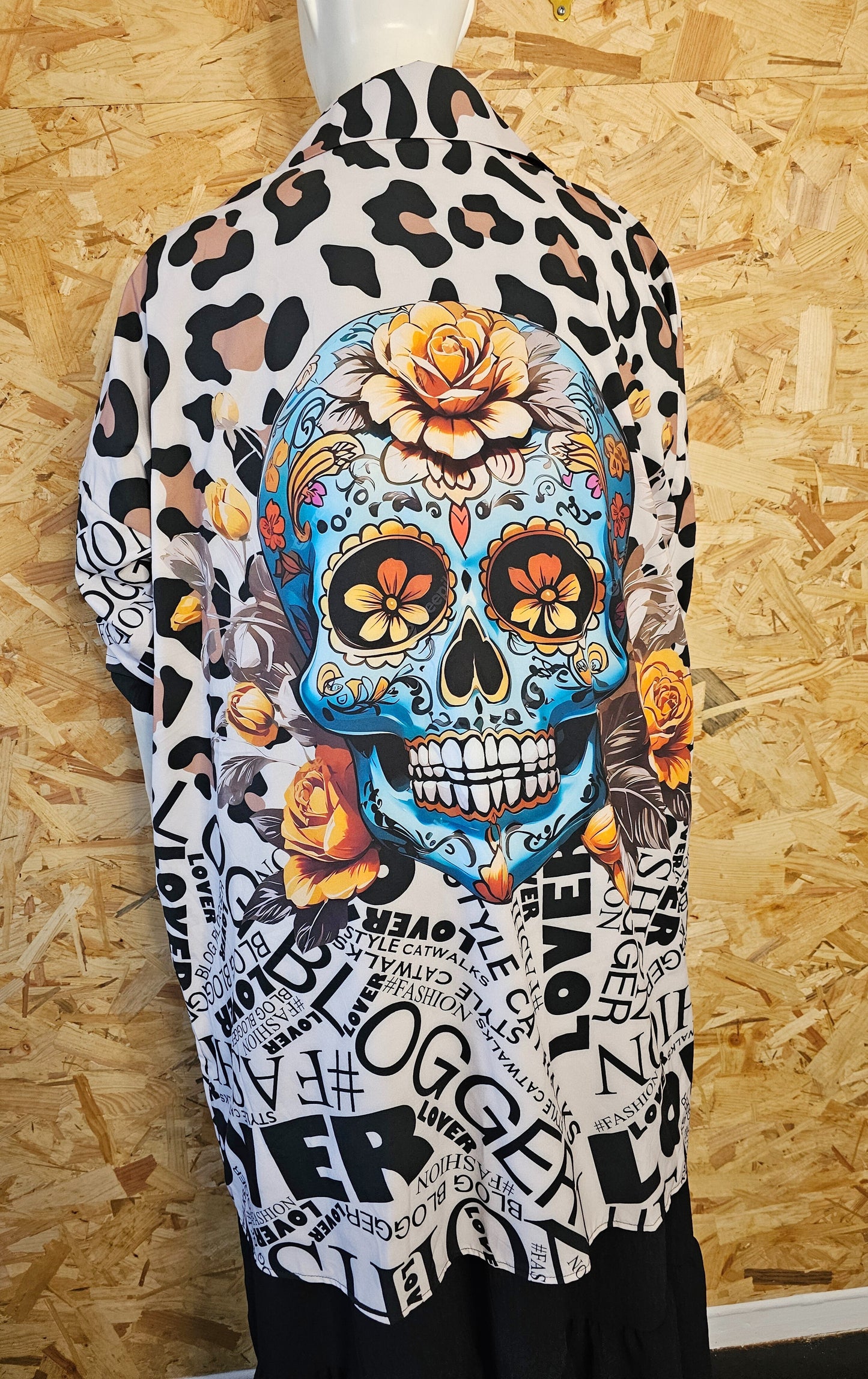 Chemise ou surchemise longue entre imprimé léopard et calavera