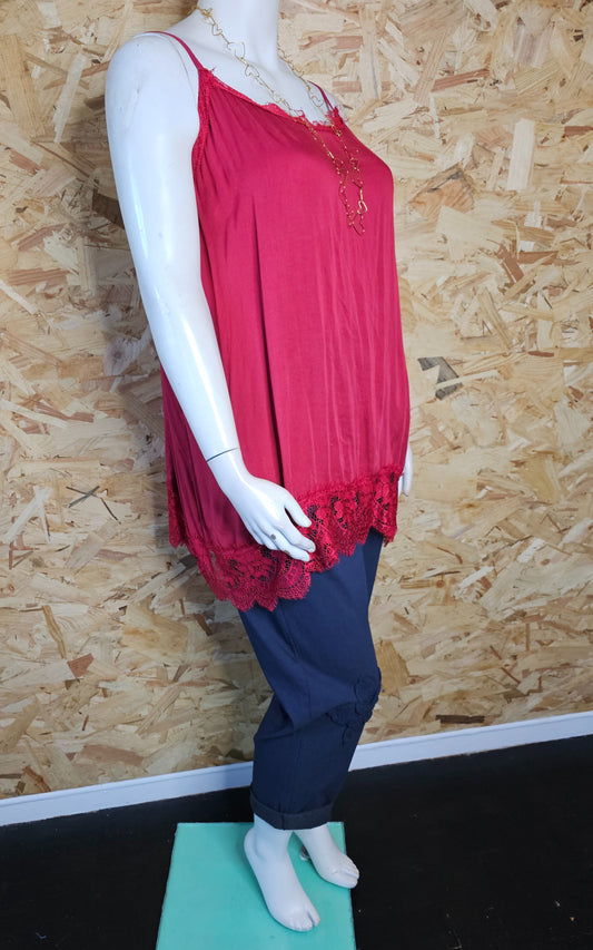 Top long à bretelles, en viscose et bas de dentelle
