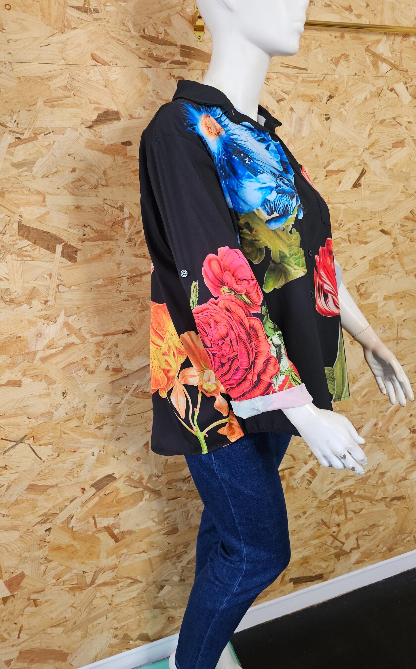 chemise à grosses fleurs stylisées