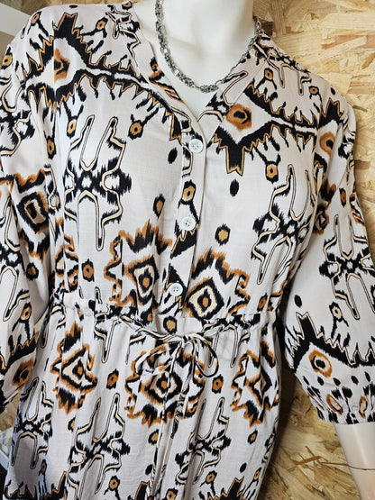 Robe courte, motifs ethniques chics