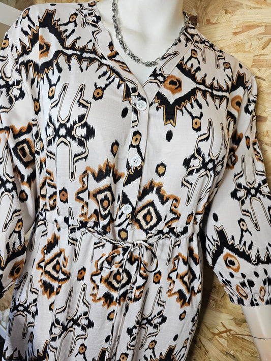 Robe courte, motifs ethniques chics