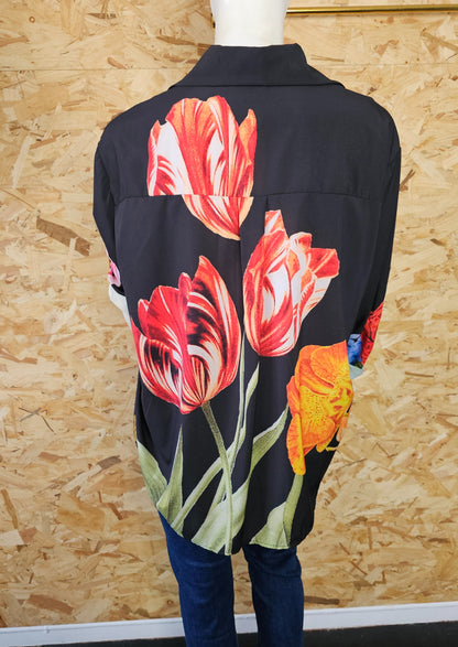 chemise à grosses fleurs stylisées