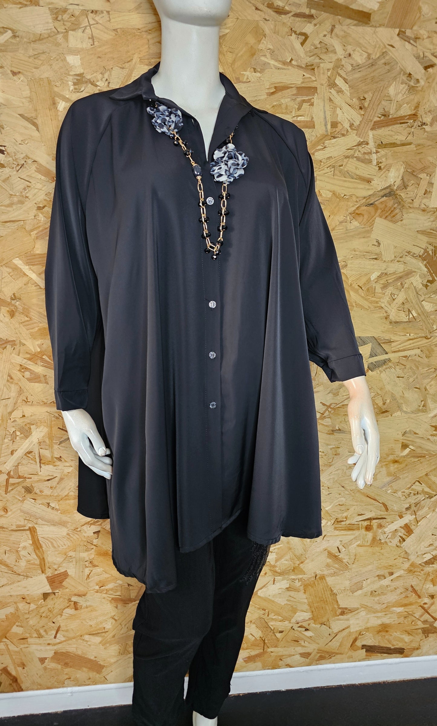 Longue chemise évasée, satinée mat