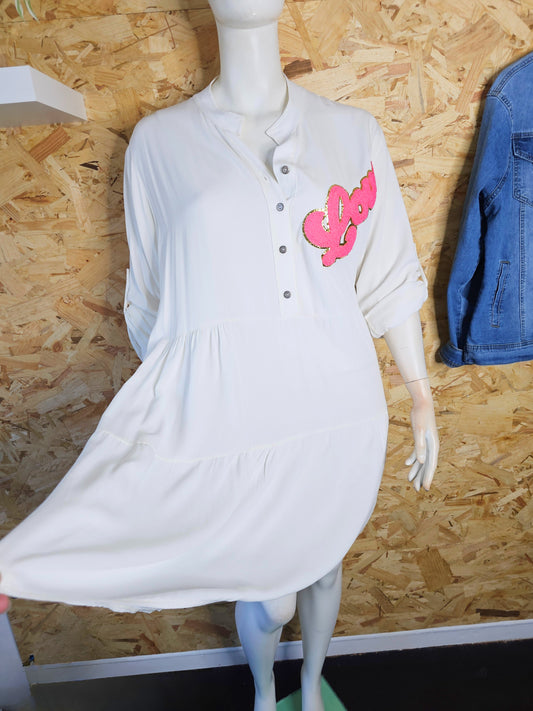Robe courte couleur crème et patch love en relief rose