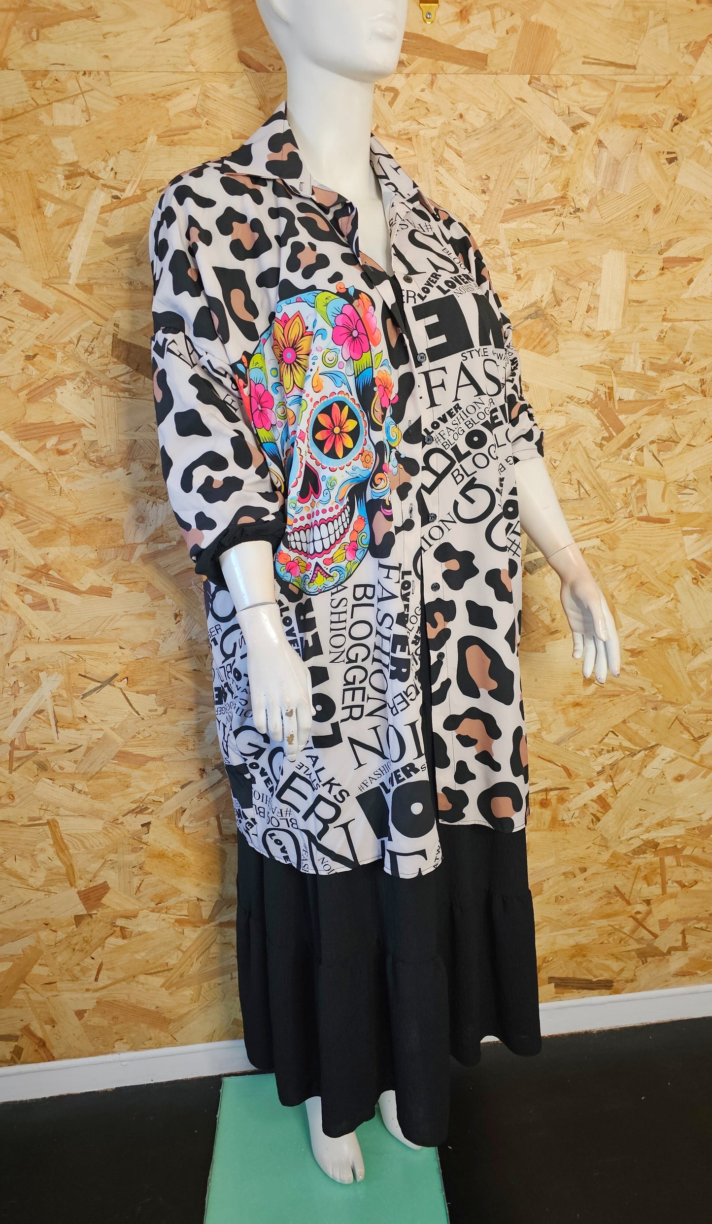 Chemise ou surchemise longue entre imprimé léopard et calavera