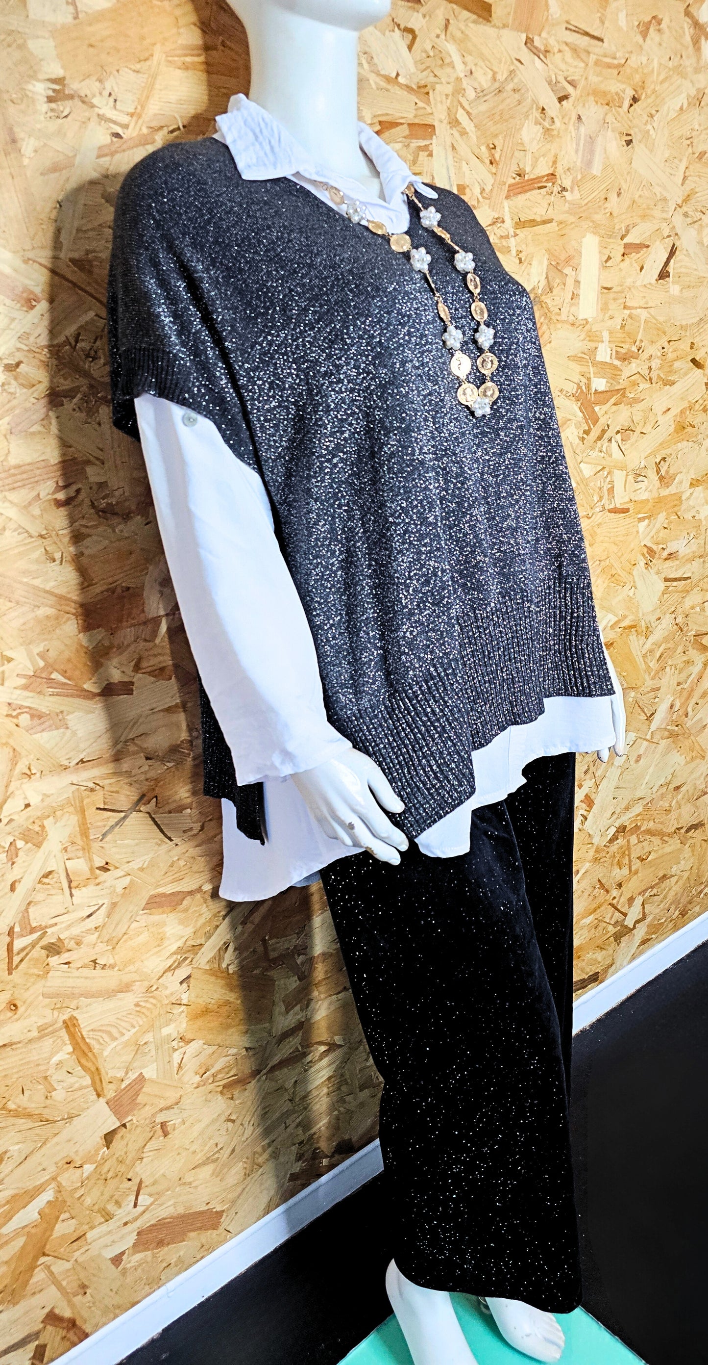 Chemise blanche et pull chasuble noir brillant