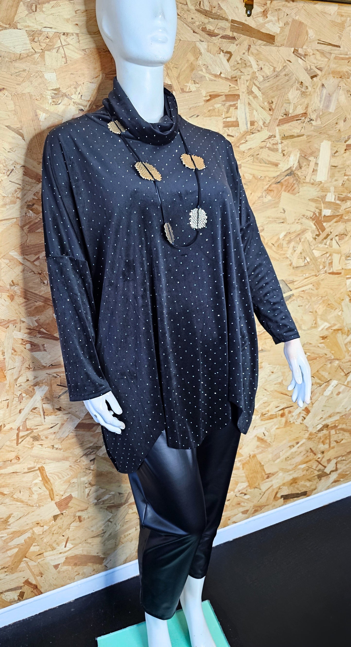 Tunique en velours strassé et col montant