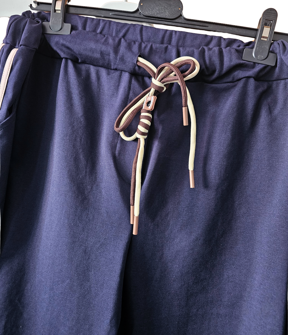 Pantalon milano ,2 bandes crème sur les côté