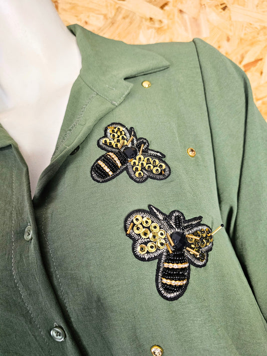 Chemise kaki coupe évasée, appliques abeilles en relief