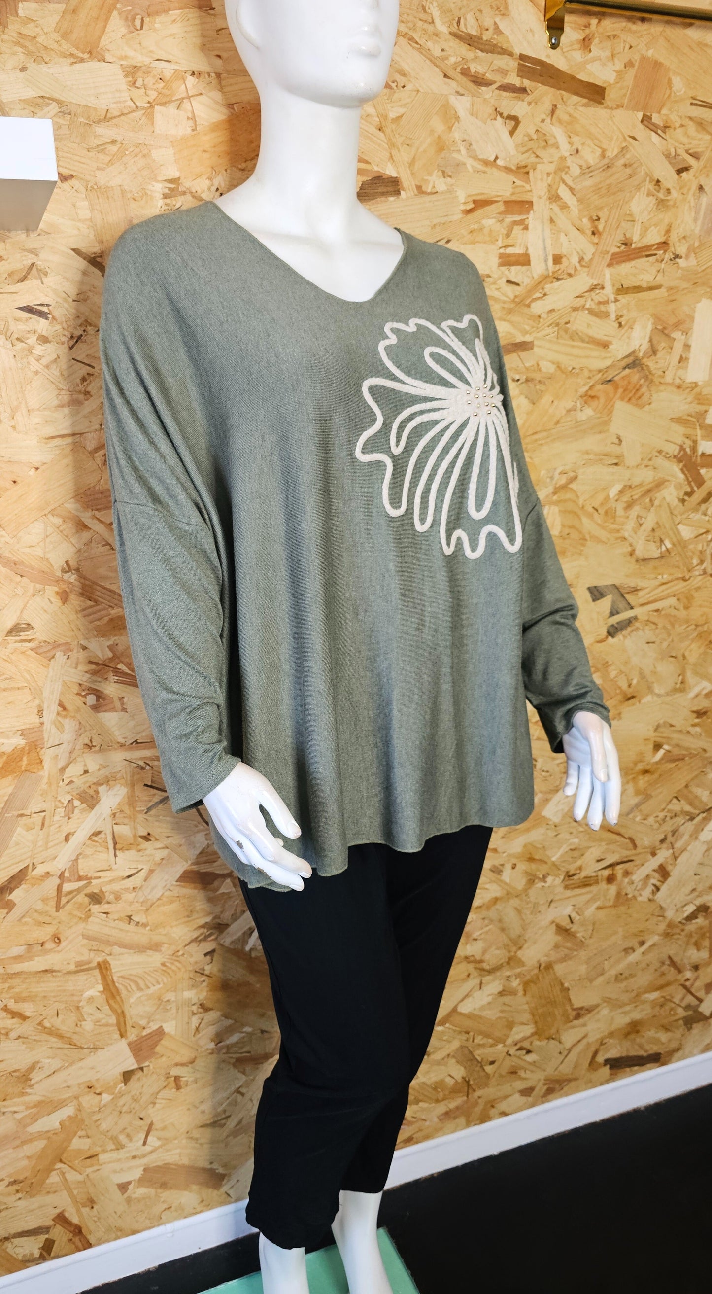 Pull col V , grosse fleur crème en relief