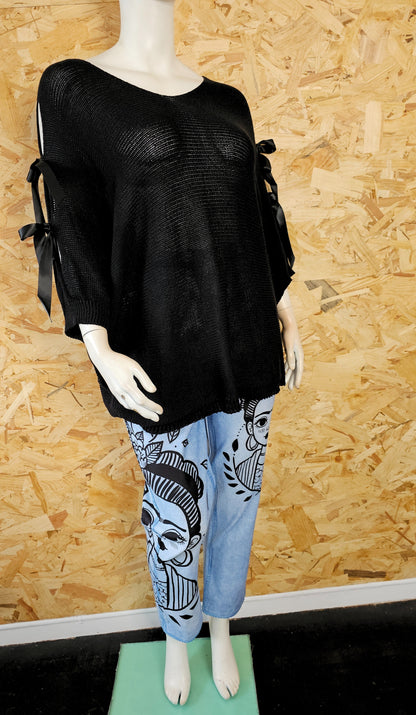Pull rubans satin sur les bras