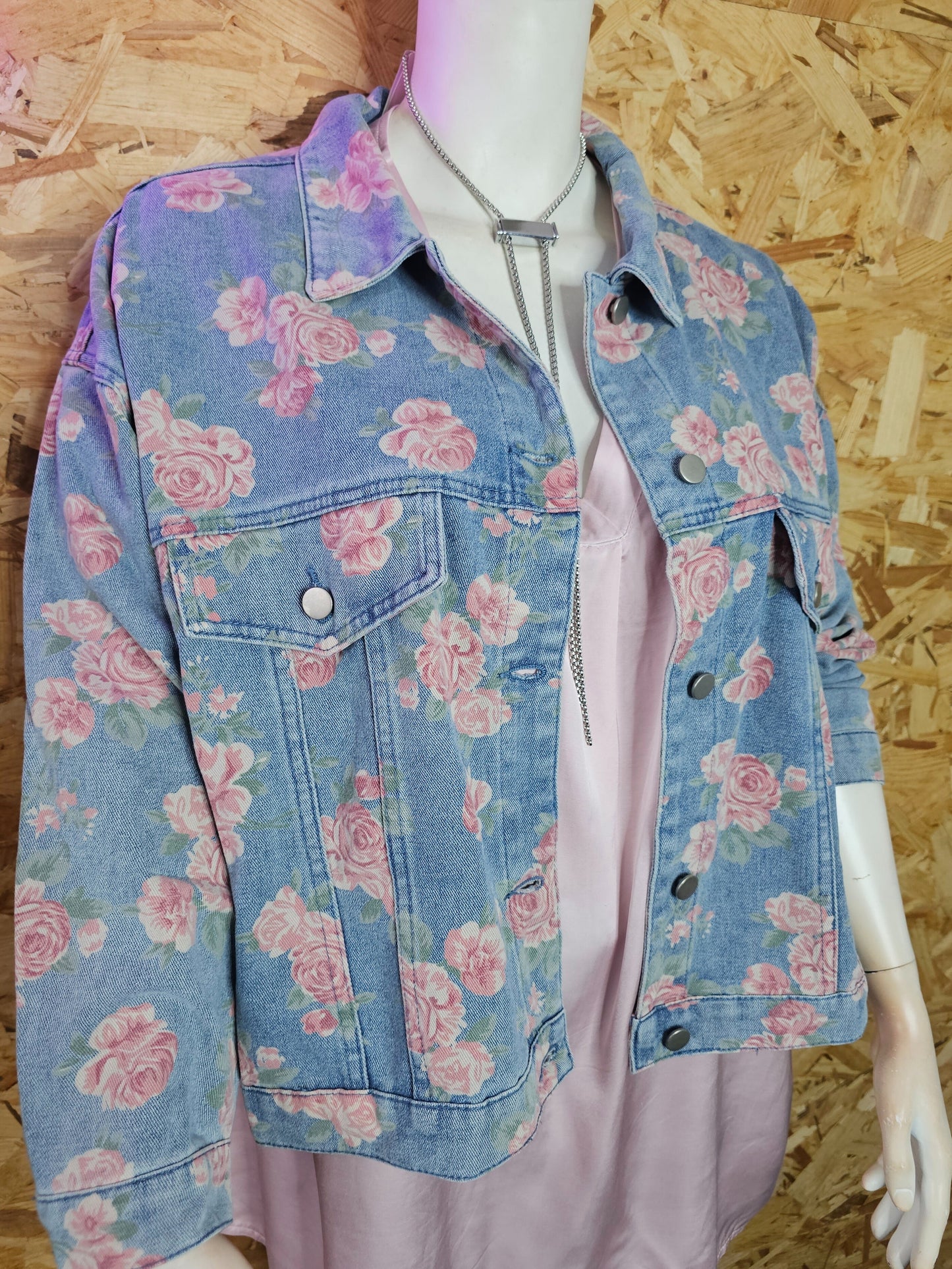Veste jeans fleurie, version orversize raccourcie
