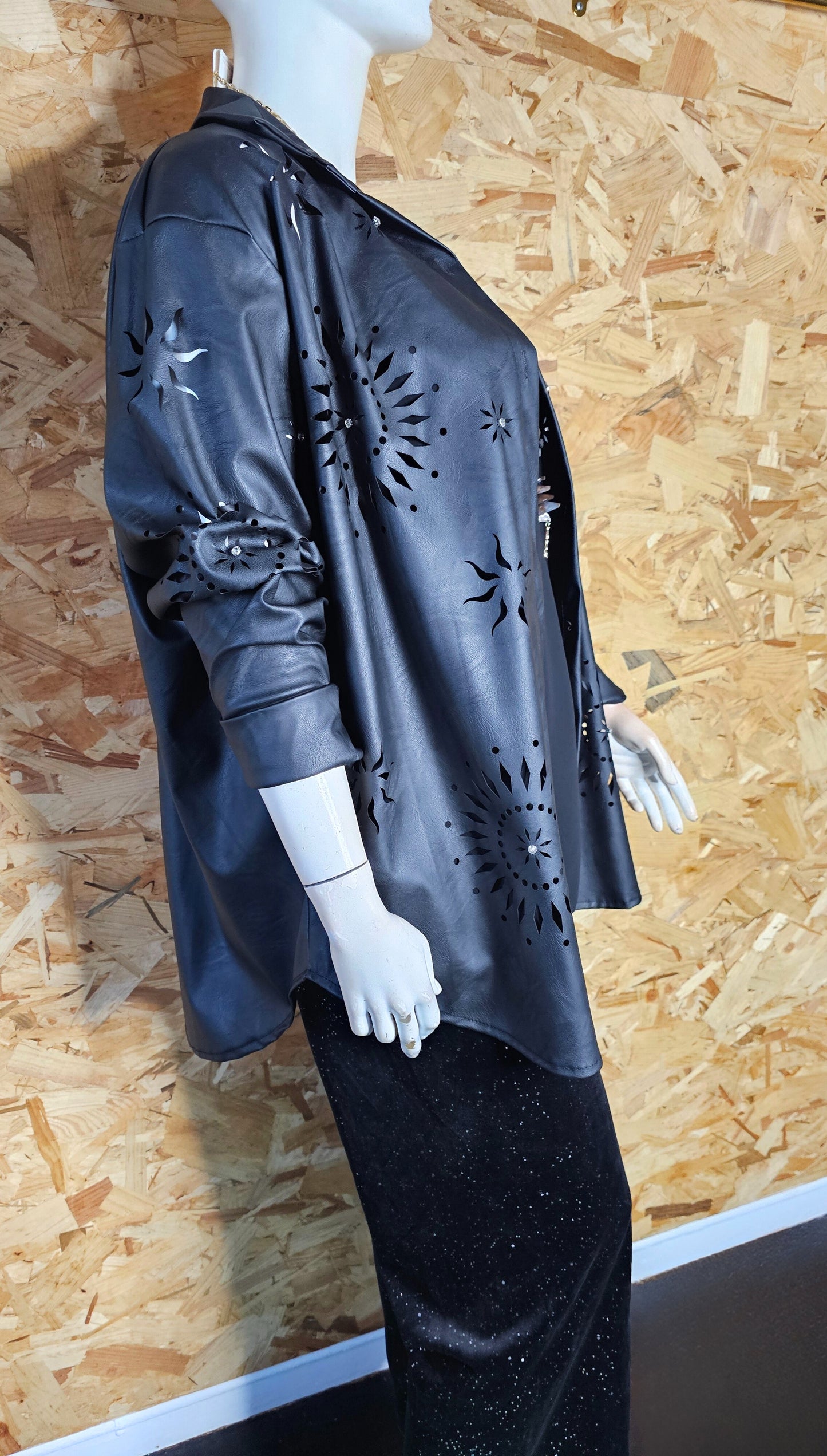 Chemise ou surchemise noire en simili cuir et découpes laser
