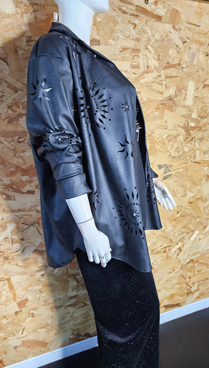 Chemise ou surchemise noire en simili cuir et découpes laser