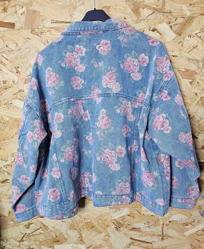 Veste jeans fleurie, version orversize raccourcie