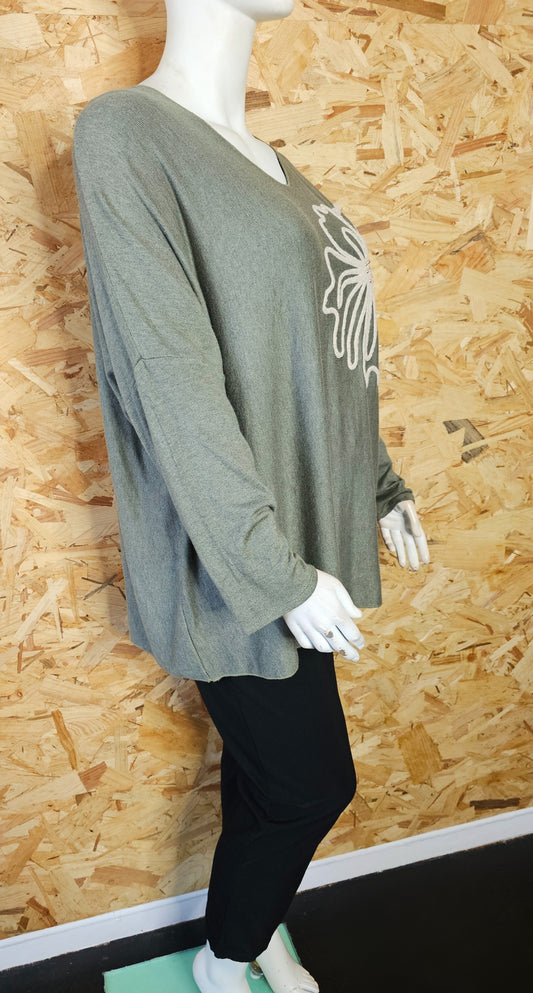 Pull col V , grosse fleur crème en relief