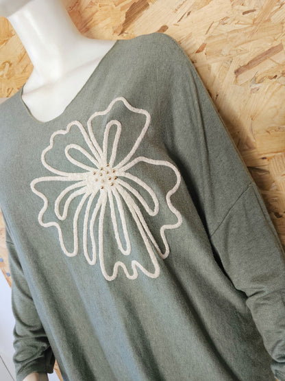 Pull col V , grosse fleur crème en relief