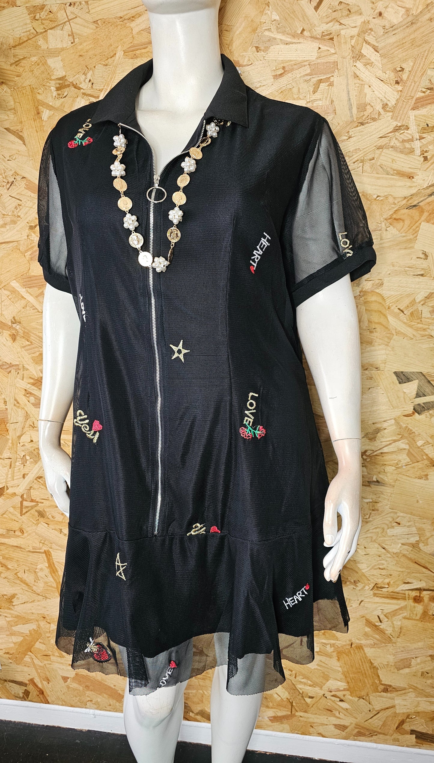 Robe en résille brodée et doublée