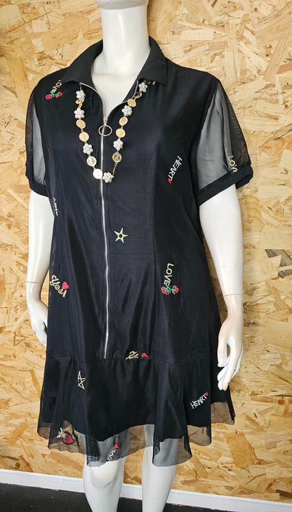 Robe en résille brodée et doublée