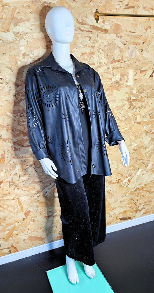 Chemise ou surchemise noire en simili cuir et découpes laser