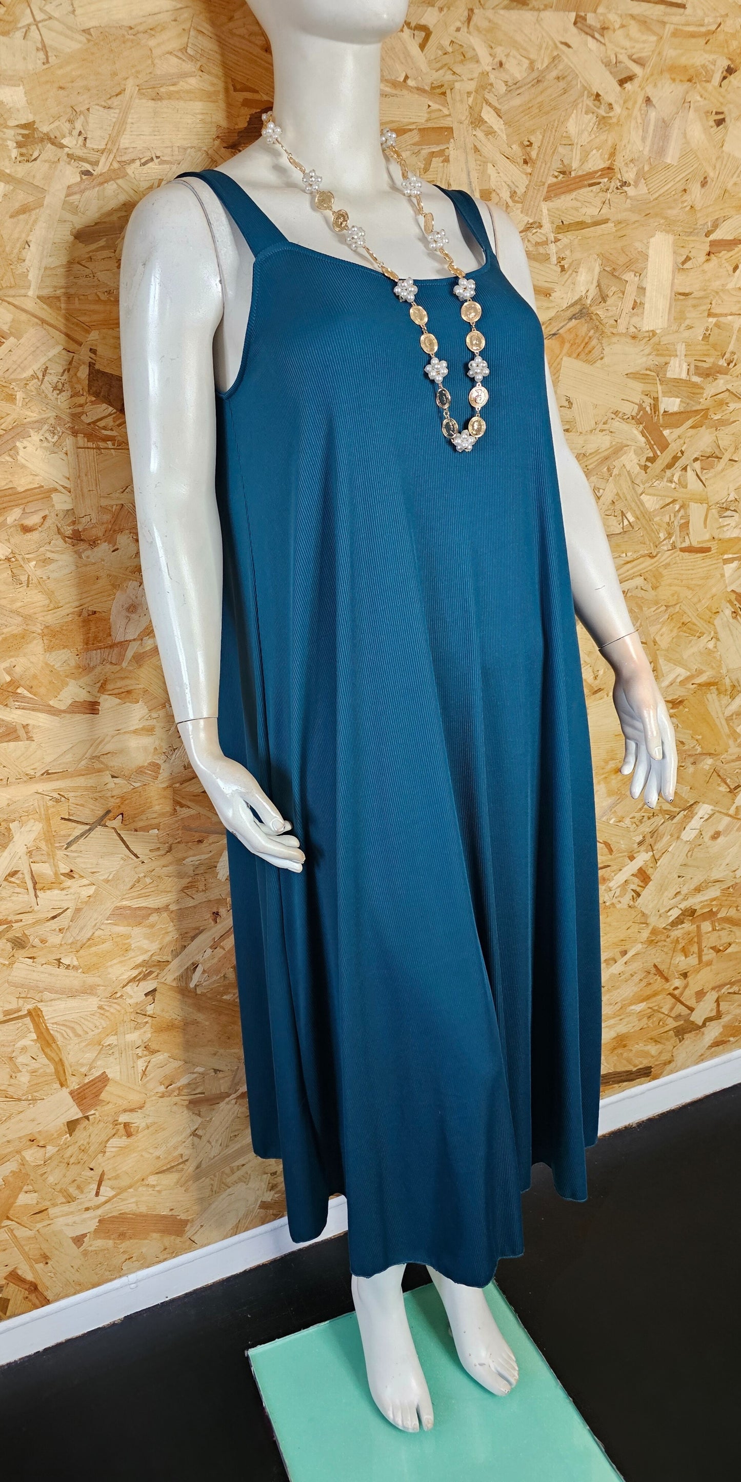 Robe longue côtelée et bretelles larges