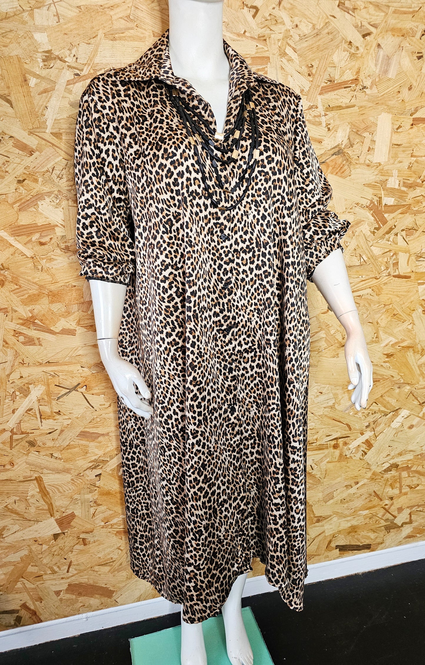 Robe chemise léopard satinée