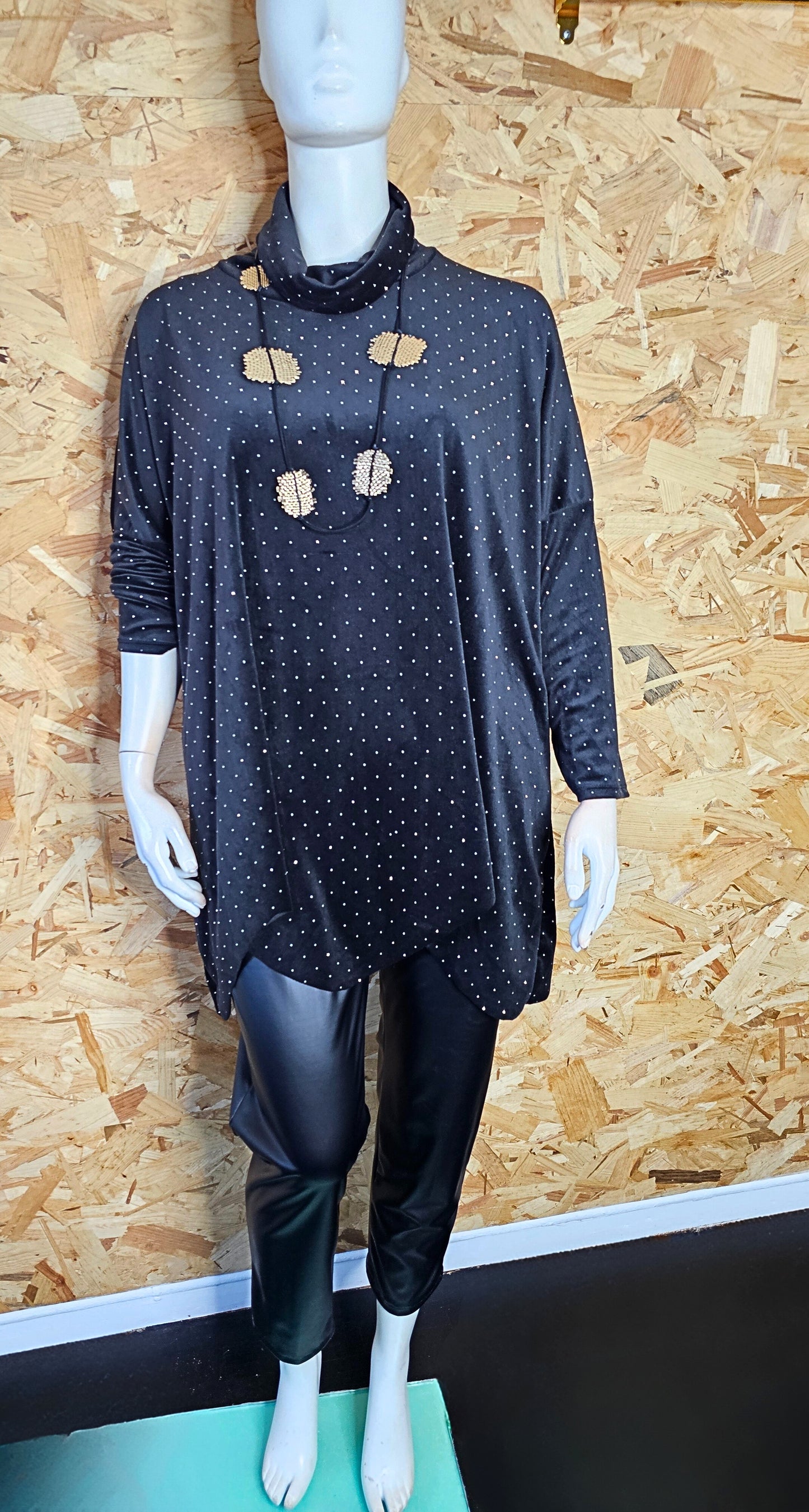 Tunique en velours strassé et col montant