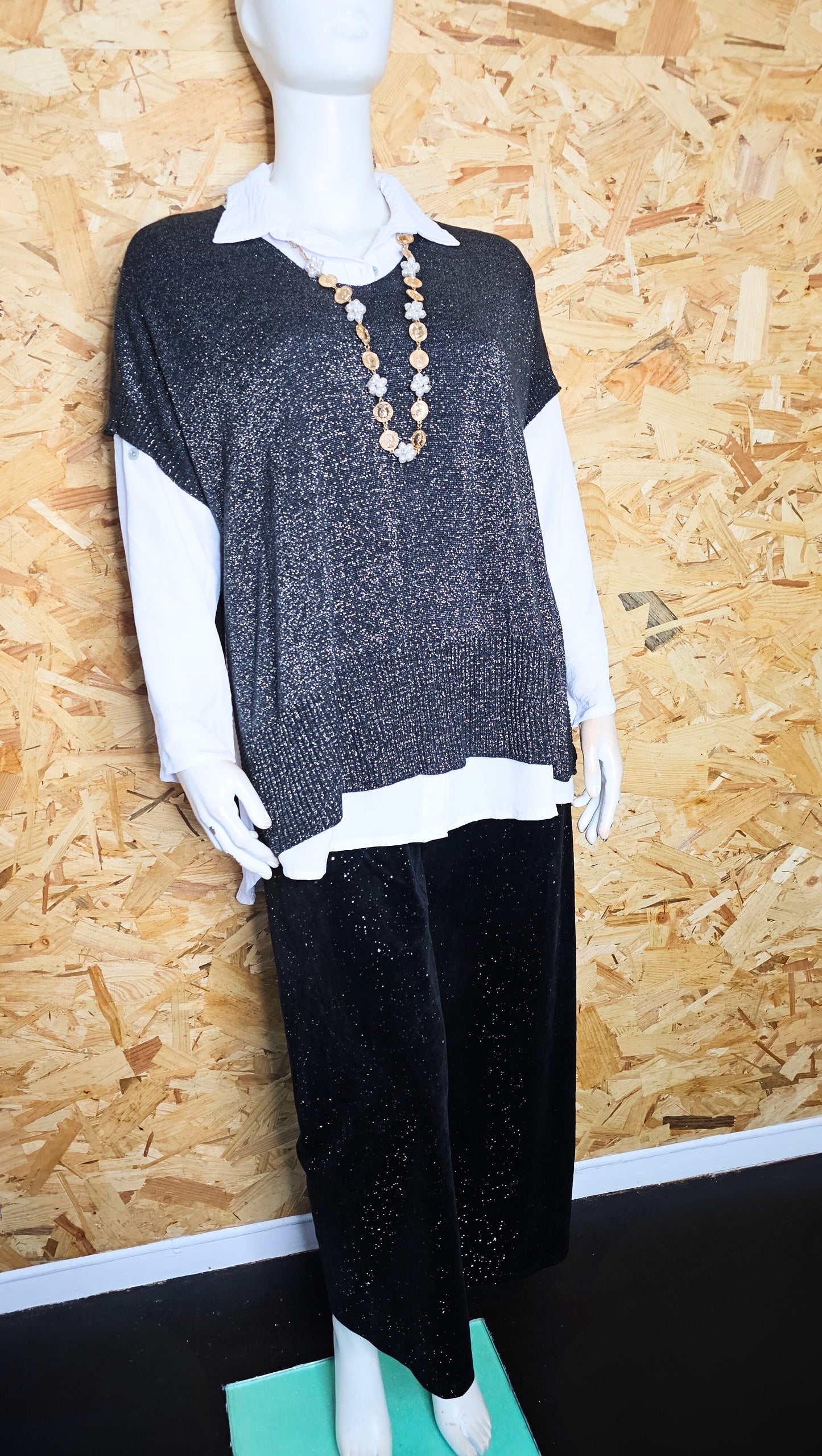 Chemise blanche et pull chasuble noir brillant