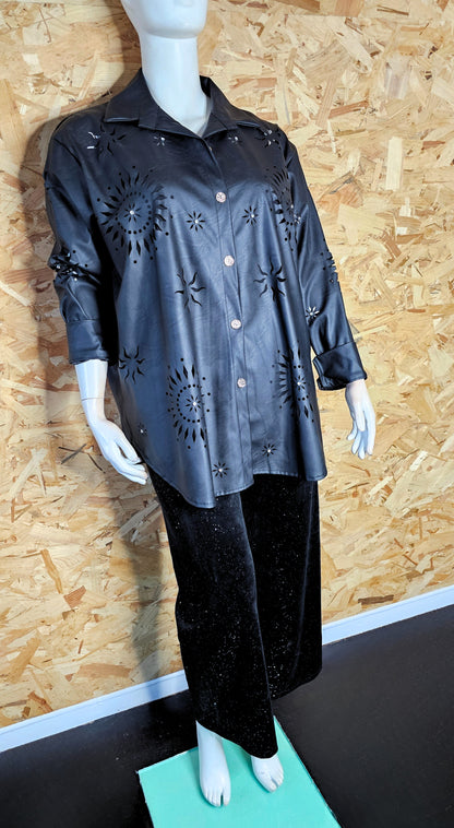 Chemise ou surchemise noire en simili cuir et découpes laser