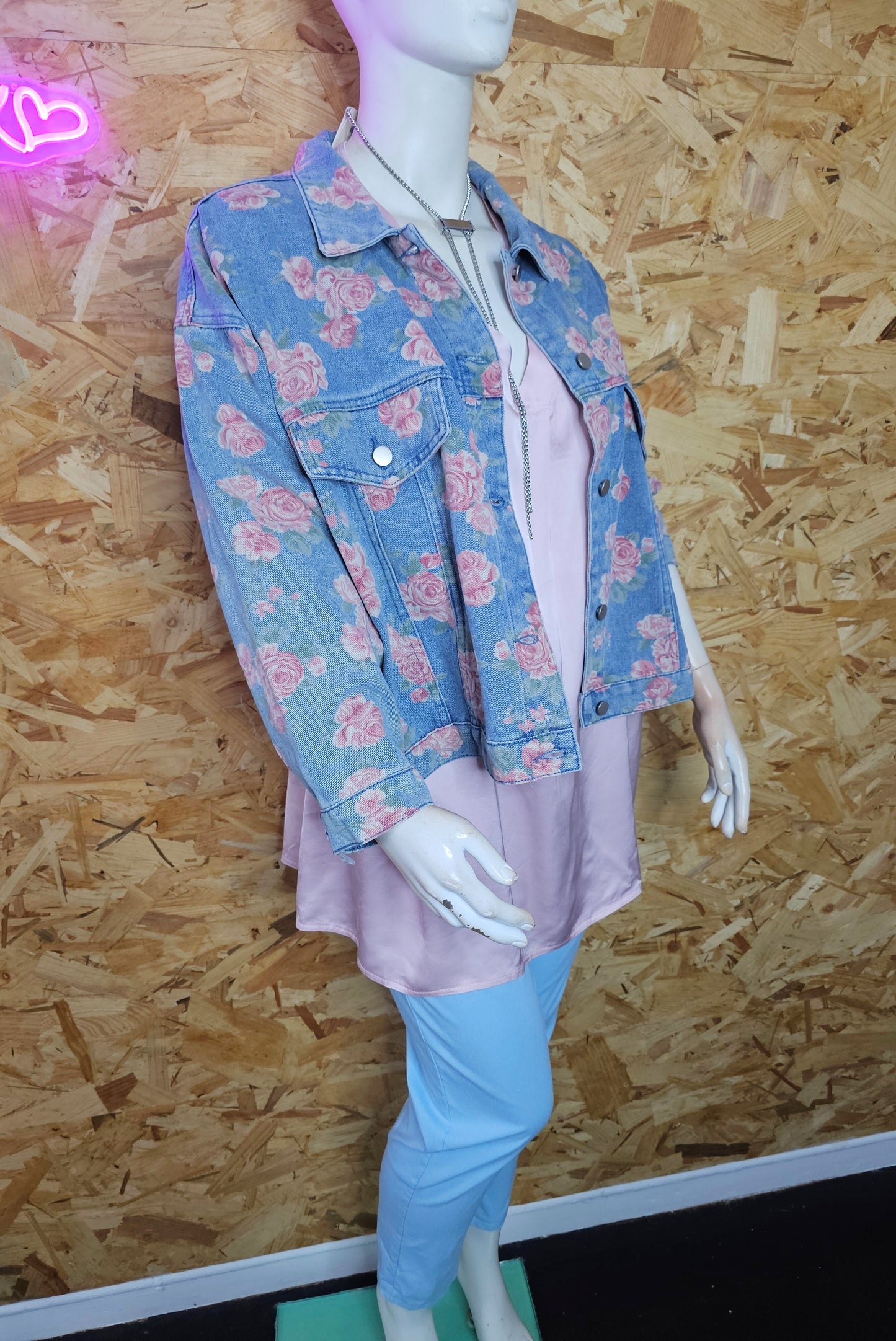 Veste jeans fleurie, version orversize raccourcie