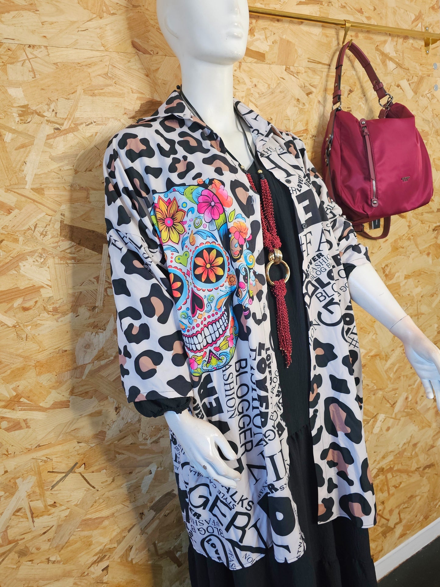 Chemise ou surchemise longue entre imprimé léopard et calavera