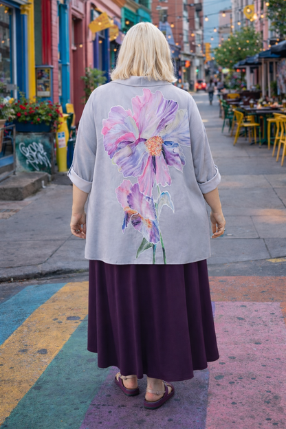 chemise longue fleurs sur fond gris perle