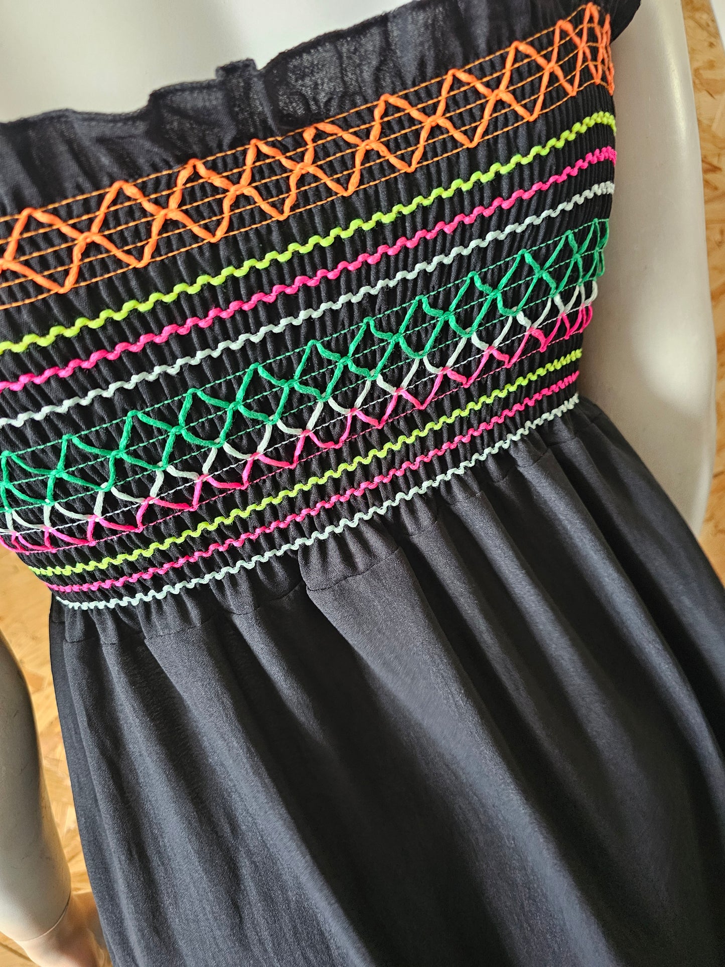 Robe noire buste smocké fils couleurs