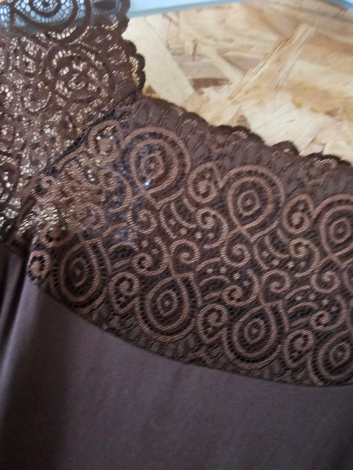 Teeshirt encolure plastron de dentelle