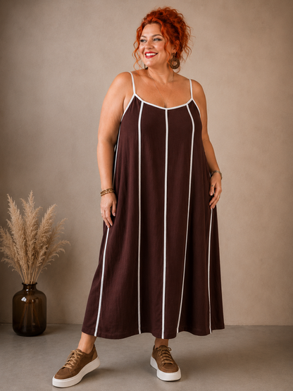 Robe bretelles gansée de fines bandes blanche.
