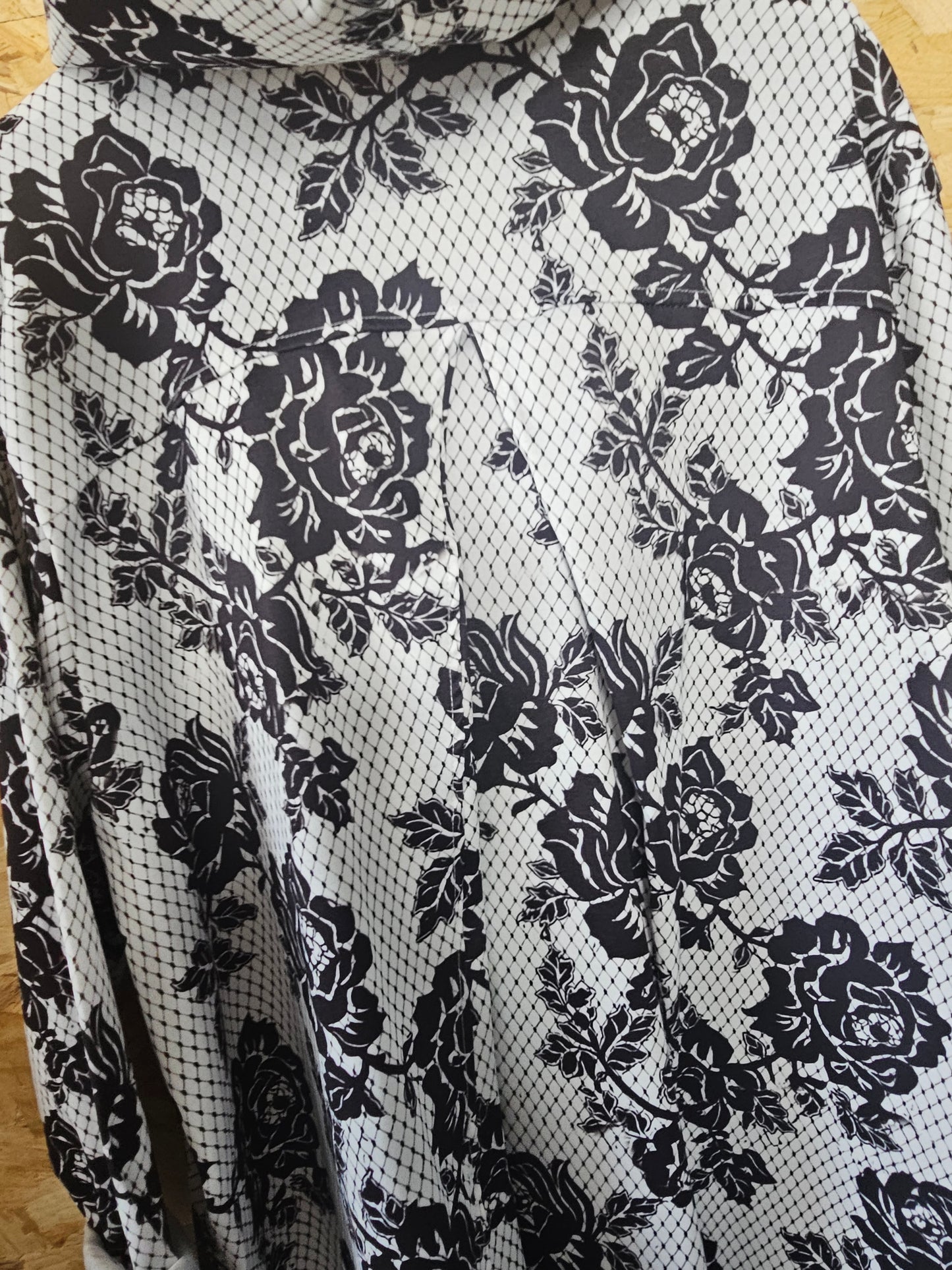 Veste blanche et noire fleurie , coupe évasée