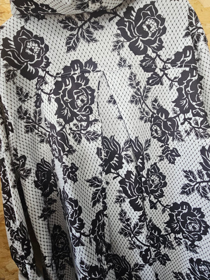Veste blanche et noire fleurie , coupe évasée