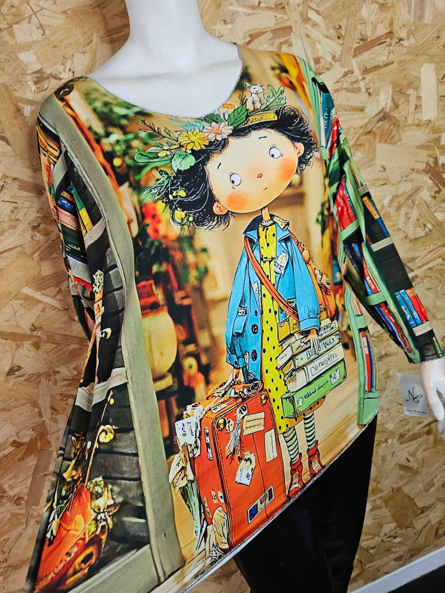 Teeshirt manches longues motif fillette à la bibliothèque