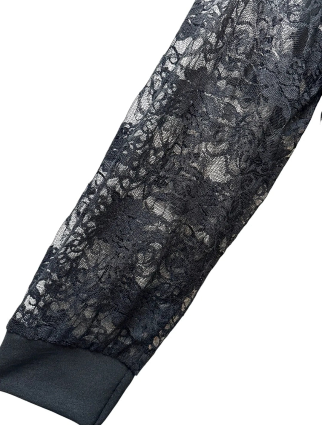 Tunique à capuche et manches de dentelle