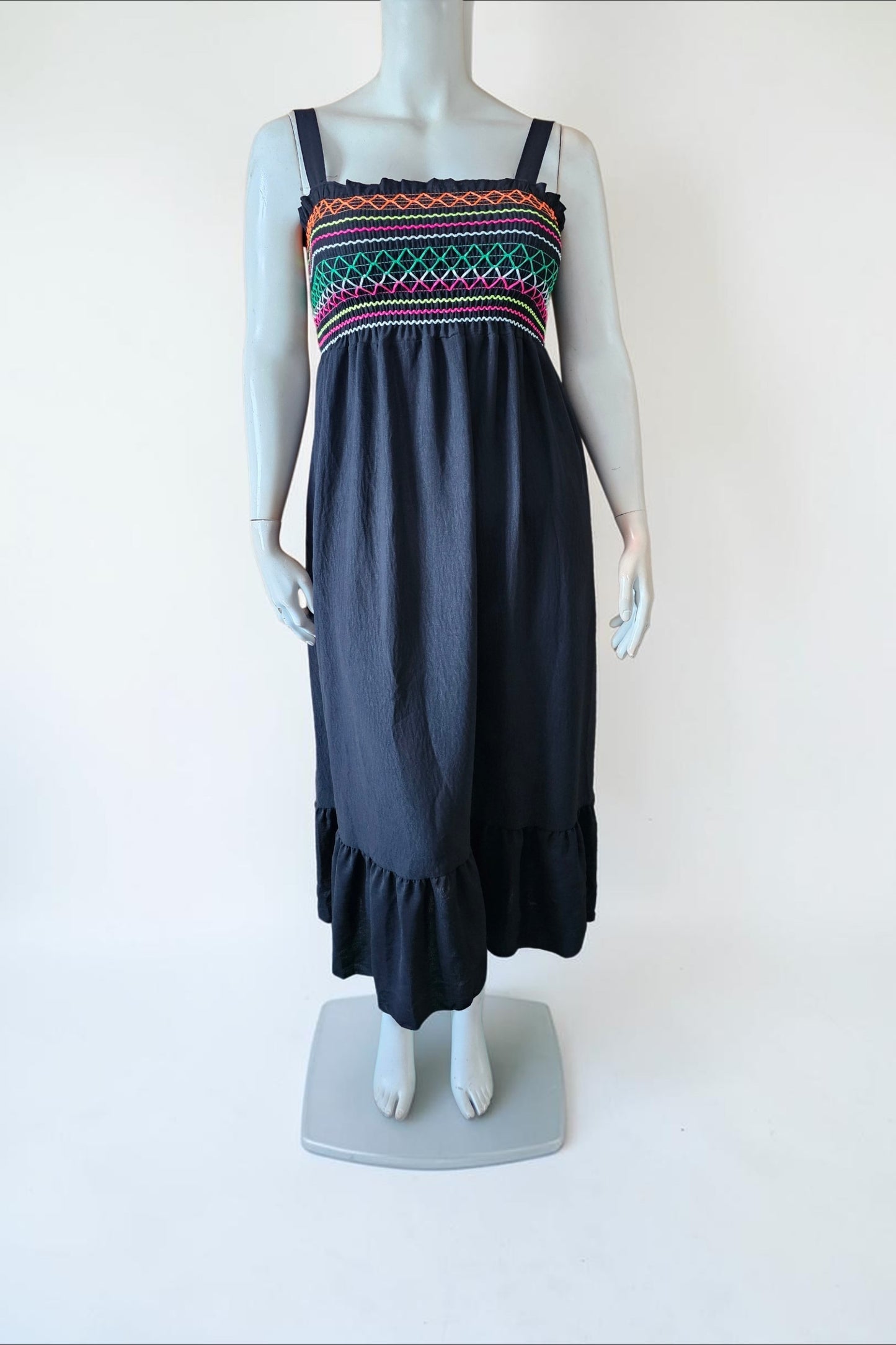 Robe noire buste smocké fils couleurs