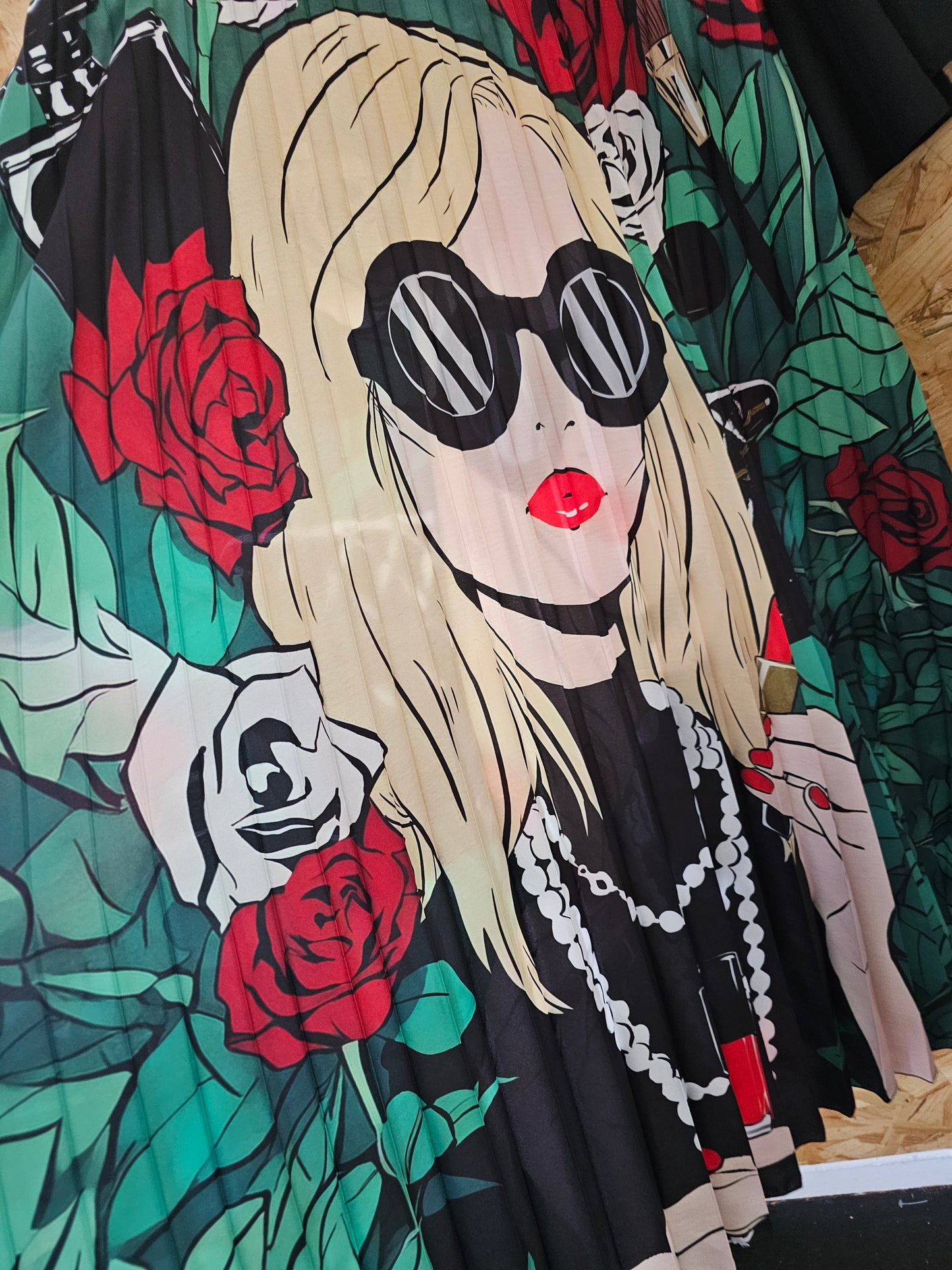 Robe plissée femme blonde stylisée