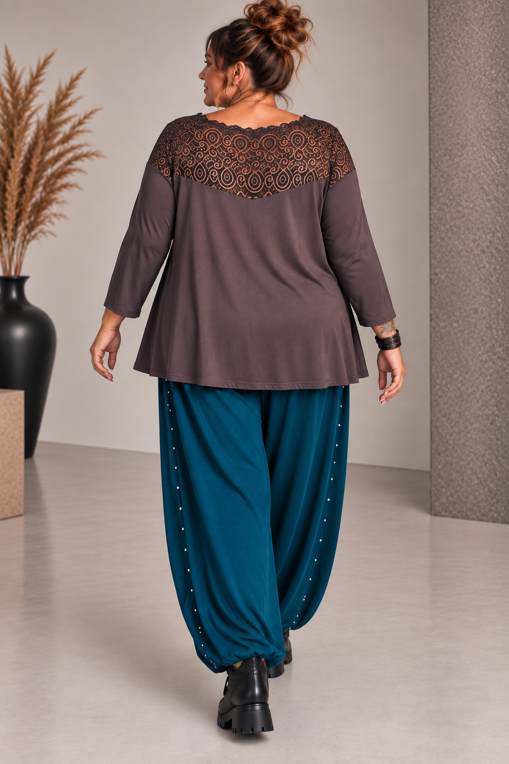 Teeshirt encolure plastron de dentelle