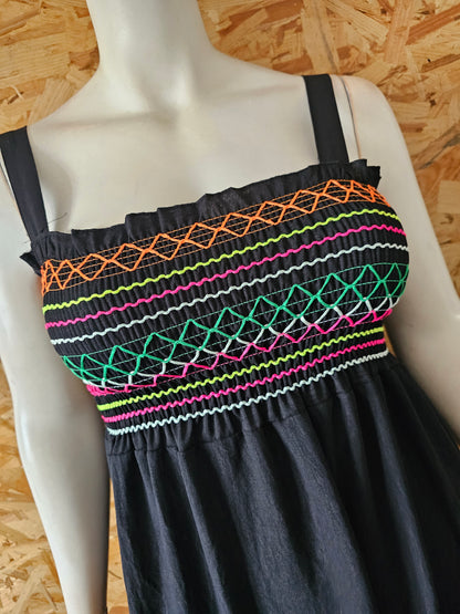Robe noire buste smocké fils couleurs