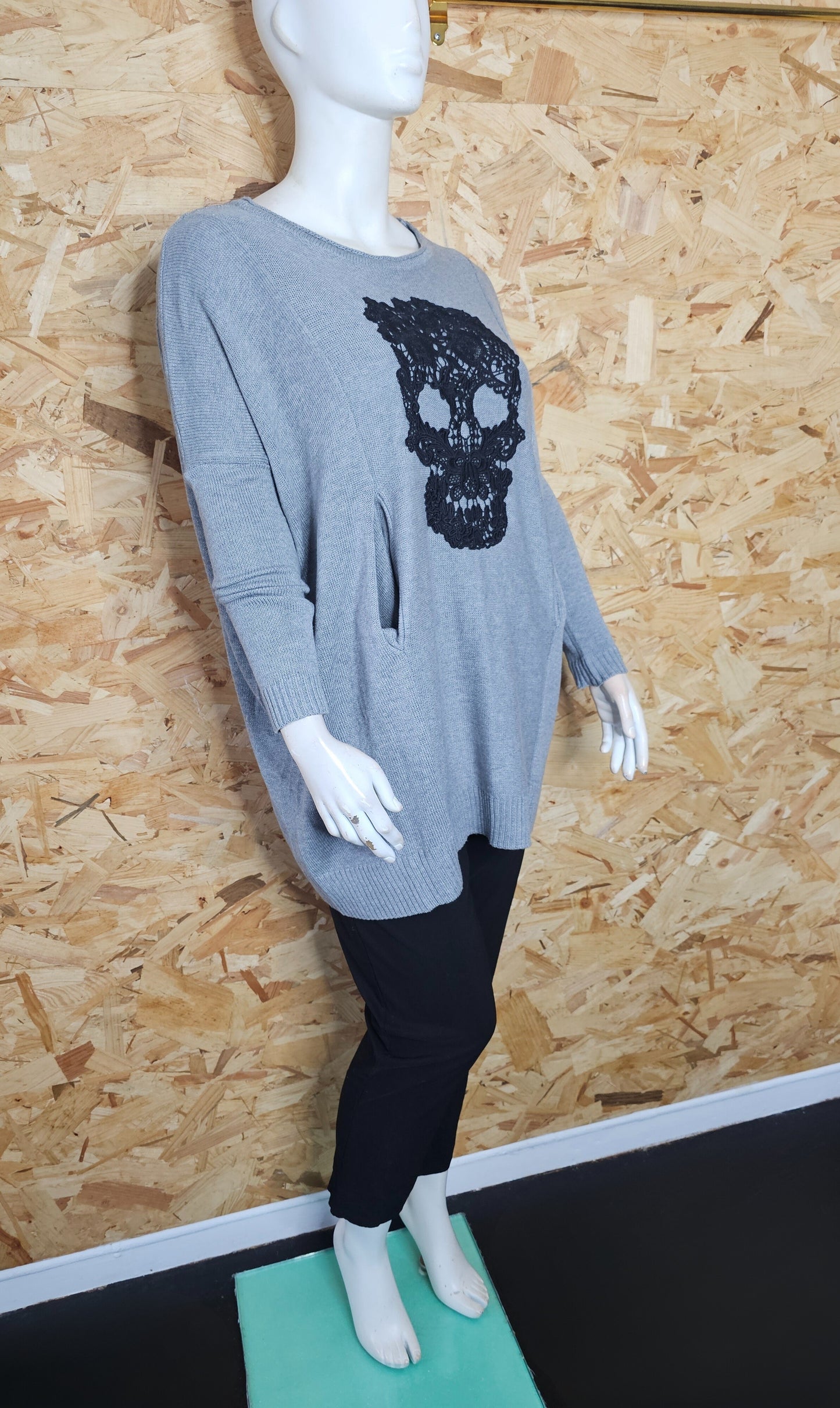 Pull gris , calavera noire brodée